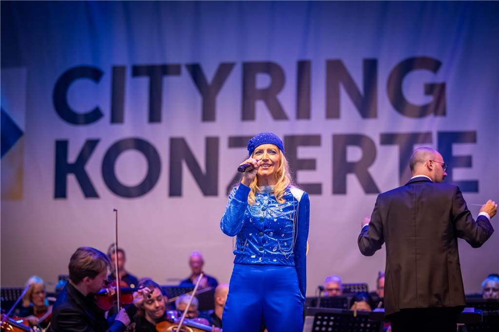 Am zweiten Tag der Cityring-Konzerte haben die Dortmunder Philharmoniker unter der Leitung von Christoph Huber die größten Hits von ABBA präsentiert. Mit dabei war die international erfolgreiche ABBA-Cover-Band Super Swede.