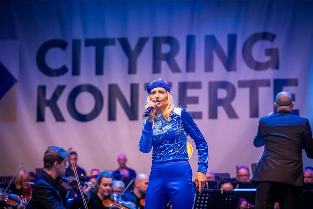 Am zweiten Tag der Cityring-Konzerte haben die Dortmunder Philharmoniker unter der Leitung von Christoph Huber die größten Hits von ABBA präsentiert. Mit dabei war die international erfolgreiche ABBA-Cover-Band Super Swede.