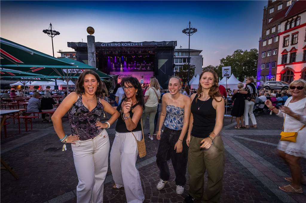 Am zweiten Tag der Cityring-Konzerte haben die Dortmunder Philharmoniker unter der Leitung von Christoph Huber die größten Hits von ABBA präsentiert. Mit dabei war die international erfolgreiche ABBA-Cover-Band Super Swede.