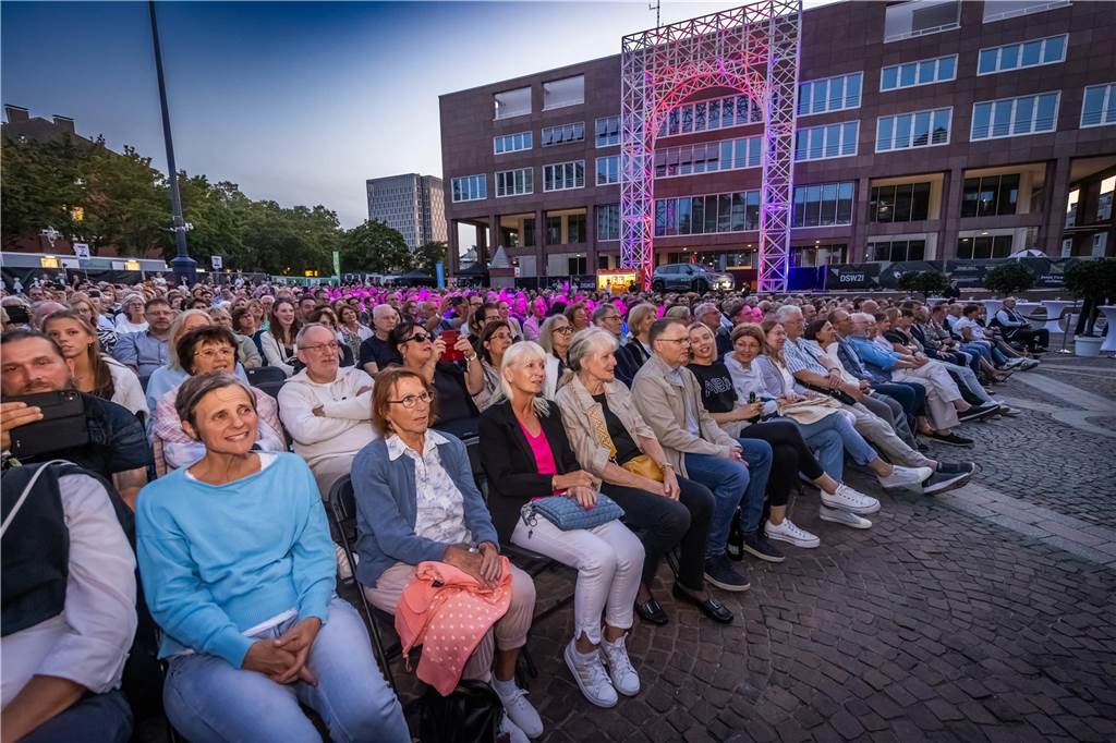 Am zweiten Tag der Cityring-Konzerte haben die Dortmunder Philharmoniker unter der Leitung von Christoph Huber die größten Hits von ABBA präsentiert. Mit dabei war die international erfolgreiche ABBA-Cover-Band Super Swede.