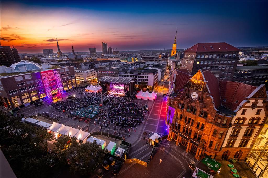Am zweiten Tag der Cityring-Konzerte haben die Dortmunder Philharmoniker unter der Leitung von Christoph Huber die größten Hits von ABBA präsentiert. Mit dabei war die international erfolgreiche ABBA-Cover-Band Super Swede.