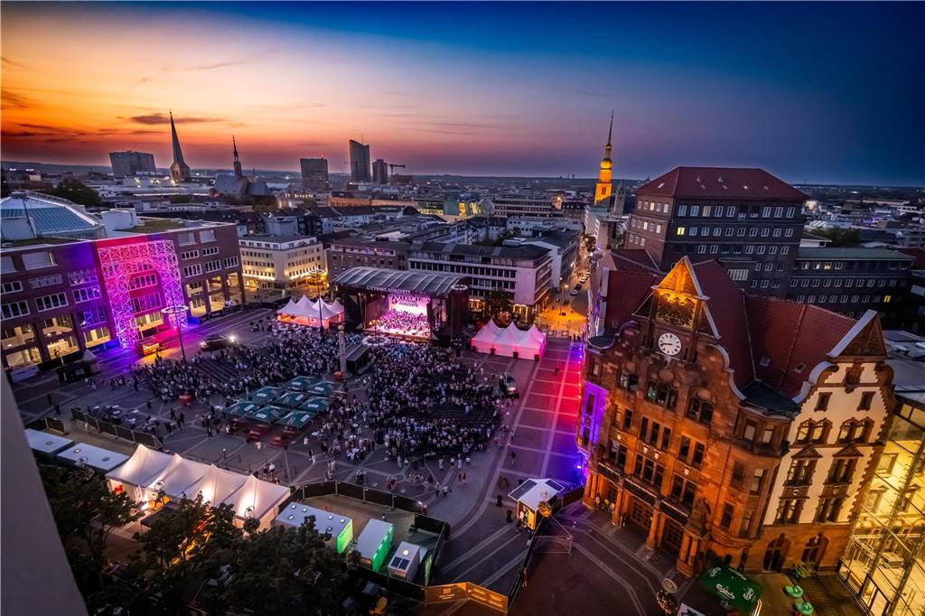 Am zweiten Tag der Cityring-Konzerte haben die Dortmunder Philharmoniker unter der Leitung von Christoph Huber die größten Hits von ABBA präsentiert. Mit dabei war die international erfolgreiche ABBA-Cover-Band Super Swede.