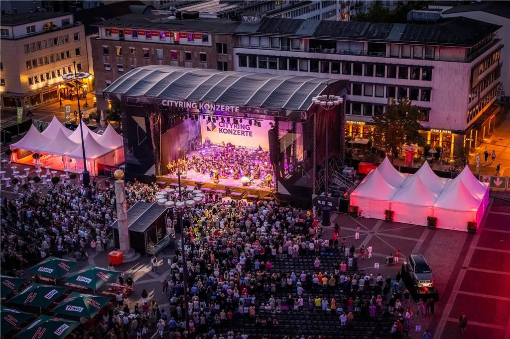 Am zweiten Tag der Cityring-Konzerte haben die Dortmunder Philharmoniker unter der Leitung von Christoph Huber die größten Hits von ABBA präsentiert. Mit dabei war die international erfolgreiche ABBA-Cover-Band Super Swede.