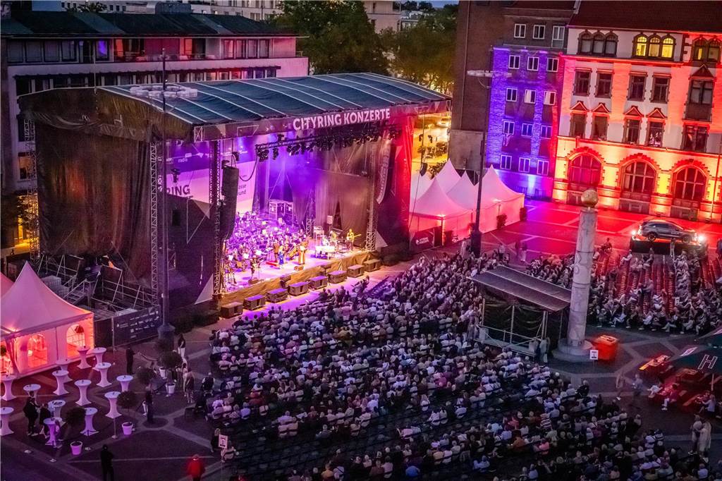 Am zweiten Tag der Cityring-Konzerte haben die Dortmunder Philharmoniker unter der Leitung von Christoph Huber die größten Hits von ABBA präsentiert. Mit dabei war die international erfolgreiche ABBA-Cover-Band Super Swede.