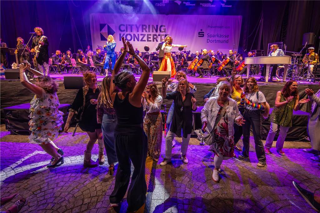 Am zweiten Tag der Cityring-Konzerte haben die Dortmunder Philharmoniker unter der Leitung von Christoph Huber die größten Hits von ABBA präsentiert. Mit dabei war die international erfolgreiche ABBA-Cover-Band Super Swede.