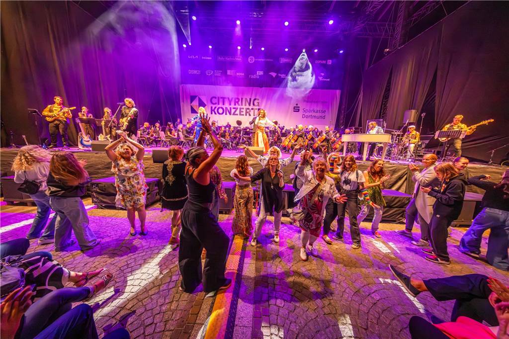 Am zweiten Tag der Cityring-Konzerte haben die Dortmunder Philharmoniker unter der Leitung von Christoph Huber die größten Hits von ABBA präsentiert. Mit dabei war die international erfolgreiche ABBA-Cover-Band Super Swede.