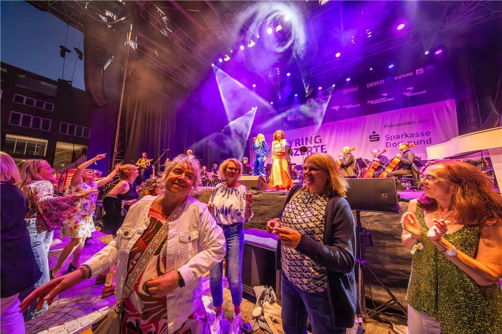 Am zweiten Tag der Cityring-Konzerte haben die Dortmunder Philharmoniker unter der Leitung von Christoph Huber die größten Hits von ABBA präsentiert. Mit dabei war die international erfolgreiche ABBA-Cover-Band Super Swede.