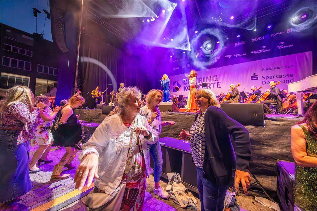 Am zweiten Tag der Cityring-Konzerte haben die Dortmunder Philharmoniker unter der Leitung von Christoph Huber die größten Hits von ABBA präsentiert. Mit dabei war die international erfolgreiche ABBA-Cover-Band Super Swede.