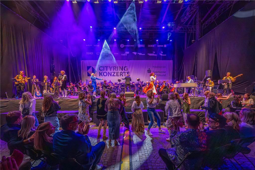Am zweiten Tag der Cityring-Konzerte haben die Dortmunder Philharmoniker unter der Leitung von Christoph Huber die größten Hits von ABBA präsentiert. Mit dabei war die international erfolgreiche ABBA-Cover-Band Super Swede.
