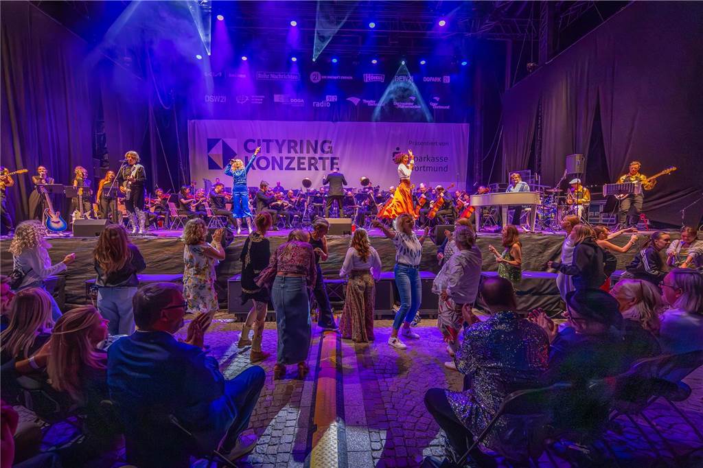Am zweiten Tag der Cityring-Konzerte haben die Dortmunder Philharmoniker unter der Leitung von Christoph Huber die größten Hits von ABBA präsentiert. Mit dabei war die international erfolgreiche ABBA-Cover-Band Super Swede.