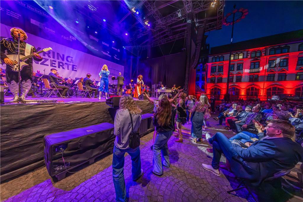 Am zweiten Tag der Cityring-Konzerte haben die Dortmunder Philharmoniker unter der Leitung von Christoph Huber die größten Hits von ABBA präsentiert. Mit dabei war die international erfolgreiche ABBA-Cover-Band Super Swede.