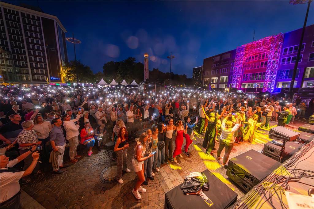 Am zweiten Tag der Cityring-Konzerte haben die Dortmunder Philharmoniker unter der Leitung von Christoph Huber die größten Hits von ABBA präsentiert. Mit dabei war die international erfolgreiche ABBA-Cover-Band Super Swede.