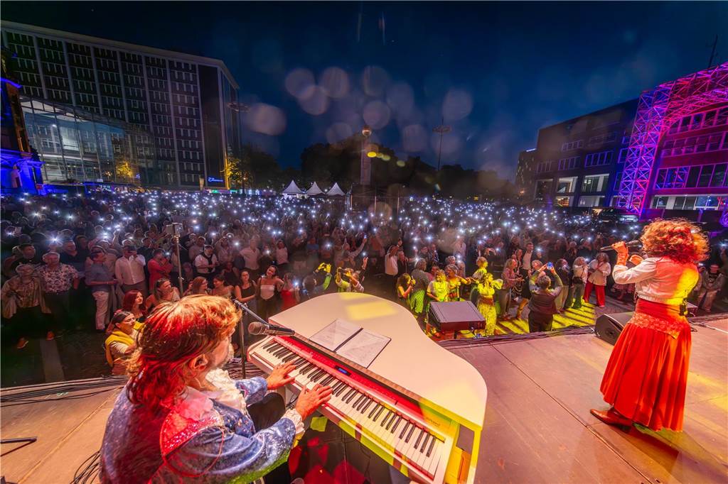 Am zweiten Tag der Cityring-Konzerte haben die Dortmunder Philharmoniker unter der Leitung von Christoph Huber die größten Hits von ABBA präsentiert. Mit dabei war die international erfolgreiche ABBA-Cover-Band Super Swede.