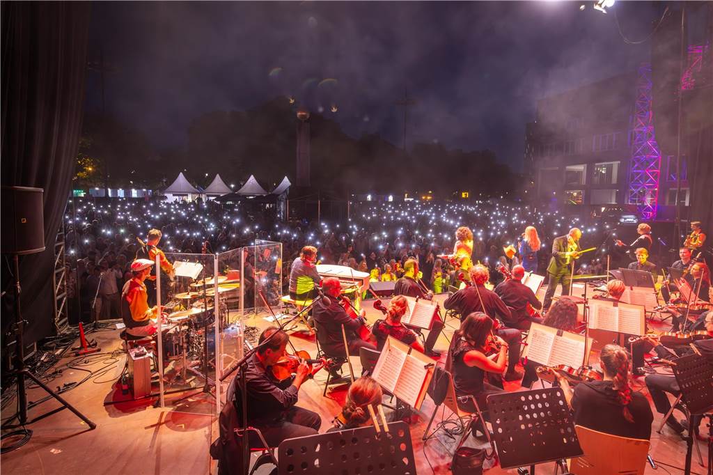 Am zweiten Tag der Cityring-Konzerte haben die Dortmunder Philharmoniker unter der Leitung von Christoph Huber die größten Hits von ABBA präsentiert. Mit dabei war die international erfolgreiche ABBA-Cover-Band Super Swede.