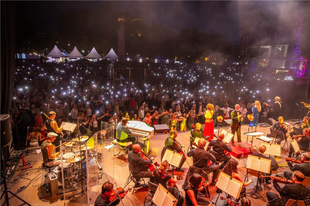 Am zweiten Tag der Cityring-Konzerte haben die Dortmunder Philharmoniker unter der Leitung von Christoph Huber die größten Hits von ABBA präsentiert. Mit dabei war die international erfolgreiche ABBA-Cover-Band Super Swede.