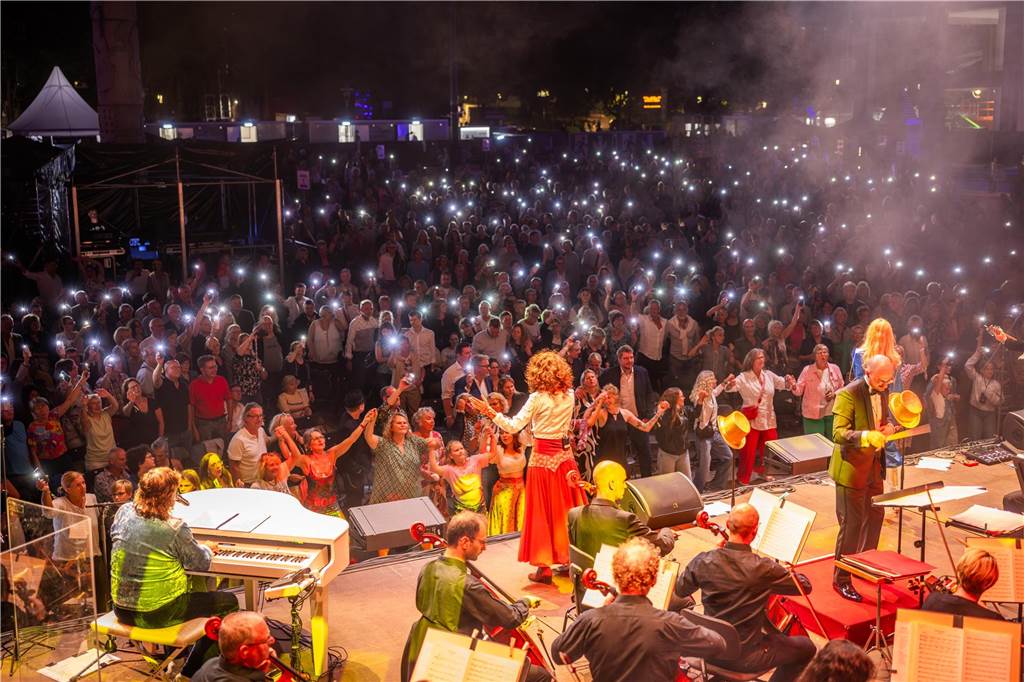 Am zweiten Tag der Cityring-Konzerte haben die Dortmunder Philharmoniker unter der Leitung von Christoph Huber die größten Hits von ABBA präsentiert. Mit dabei war die international erfolgreiche ABBA-Cover-Band Super Swede.