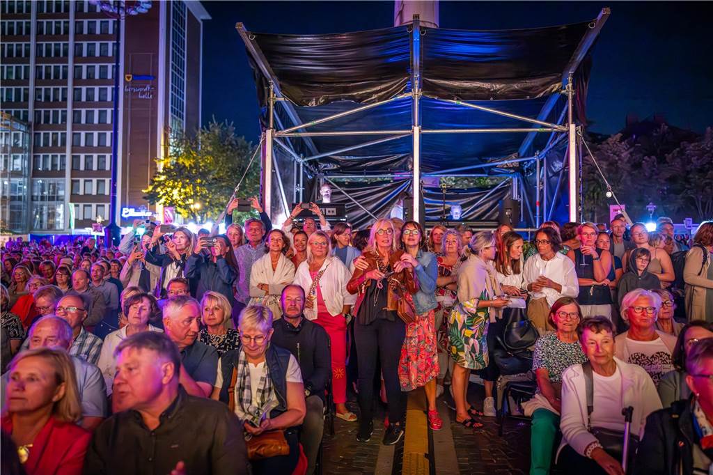Am zweiten Tag der Cityring-Konzerte haben die Dortmunder Philharmoniker unter der Leitung von Christoph Huber die größten Hits von ABBA präsentiert. Mit dabei war die international erfolgreiche ABBA-Cover-Band Super Swede.