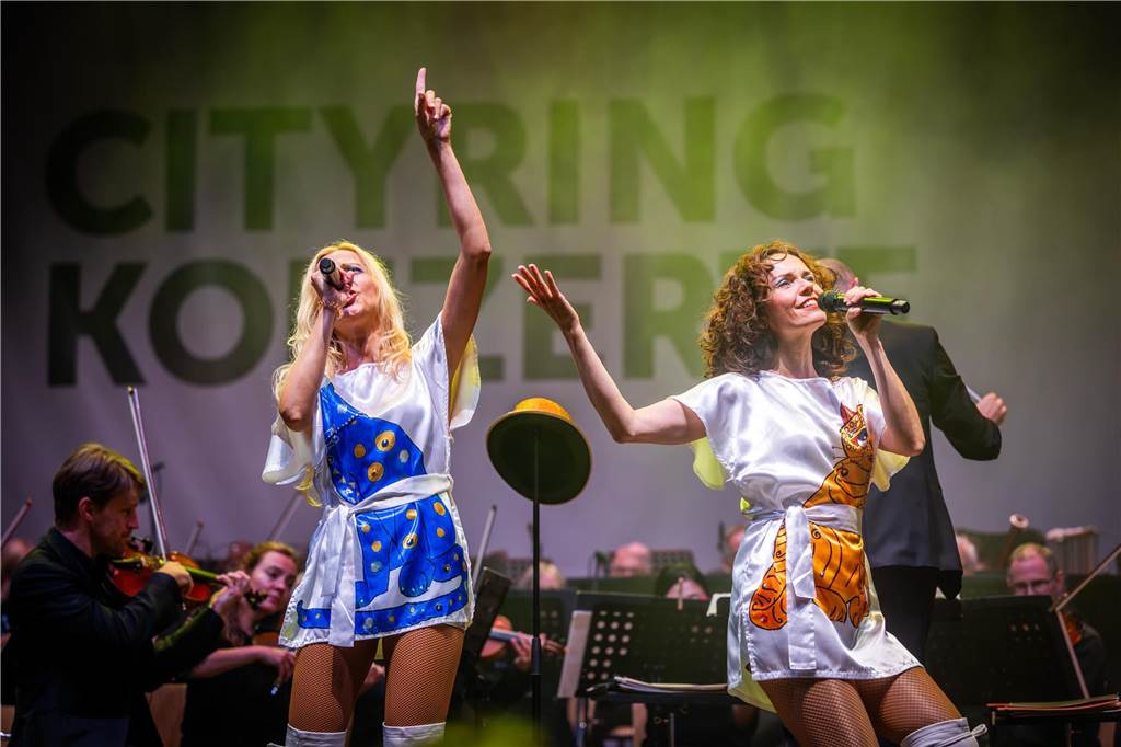 Am zweiten Tag der Cityring-Konzerte haben die Dortmunder Philharmoniker unter der Leitung von Christoph Huber die größten Hits von ABBA präsentiert. Mit dabei war die international erfolgreiche ABBA-Cover-Band Super Swede.