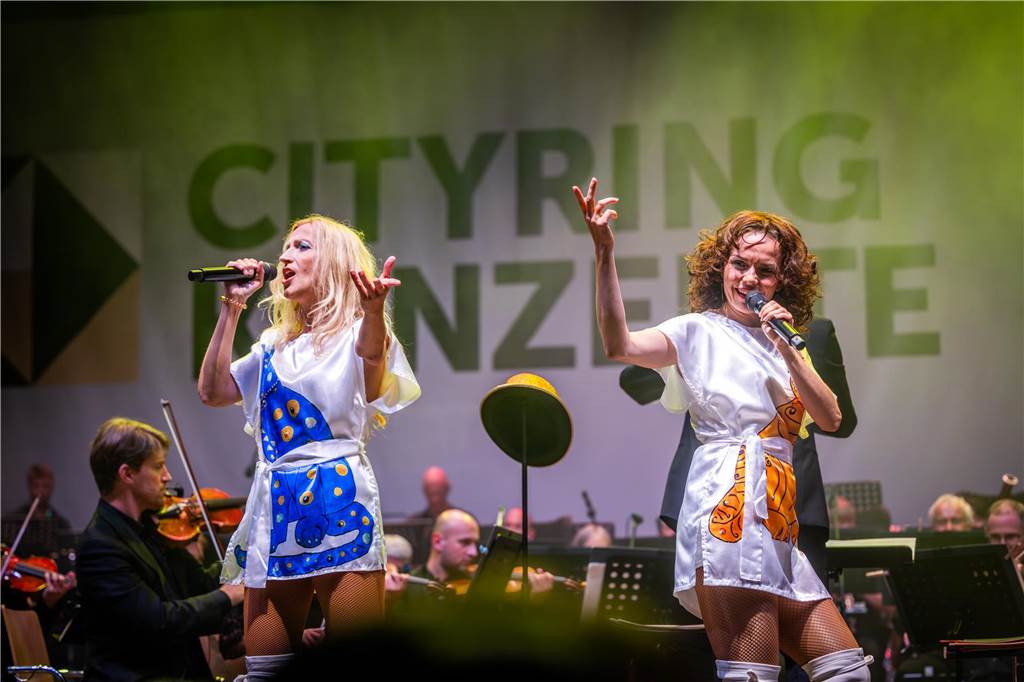 Am zweiten Tag der Cityring-Konzerte haben die Dortmunder Philharmoniker unter der Leitung von Christoph Huber die größten Hits von ABBA präsentiert. Mit dabei war die international erfolgreiche ABBA-Cover-Band Super Swede.