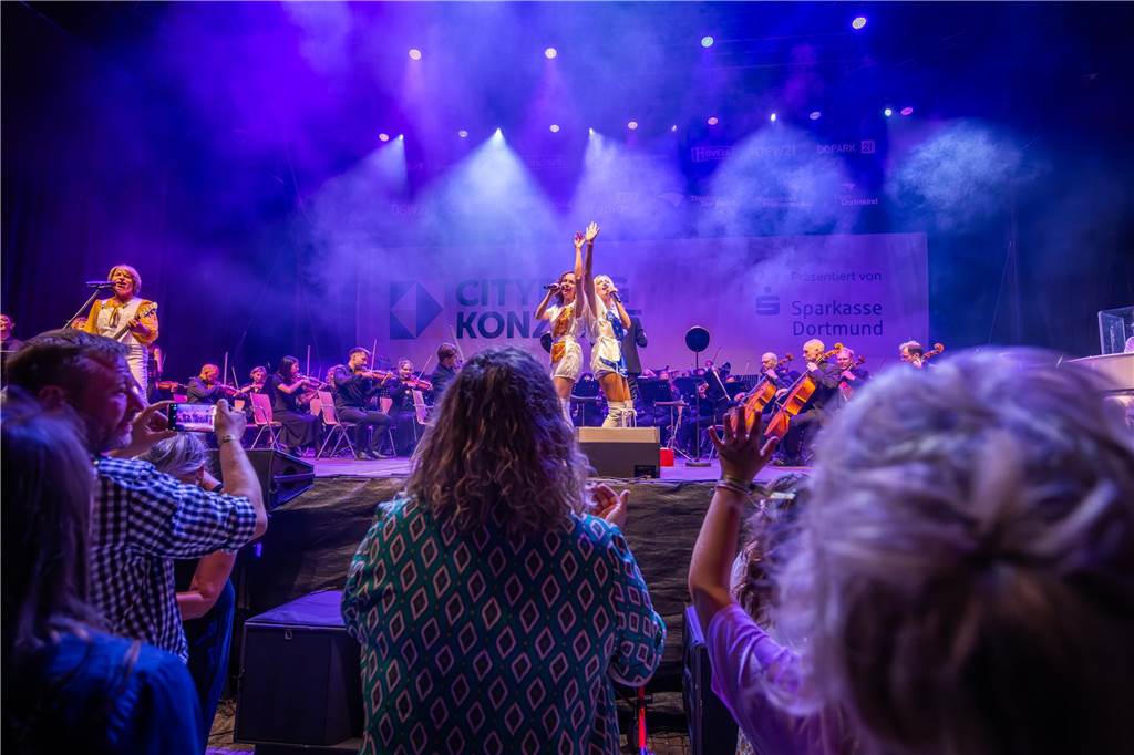 Am zweiten Tag der Cityring-Konzerte haben die Dortmunder Philharmoniker unter der Leitung von Christoph Huber die größten Hits von ABBA präsentiert. Mit dabei war die international erfolgreiche ABBA-Cover-Band Super Swede.