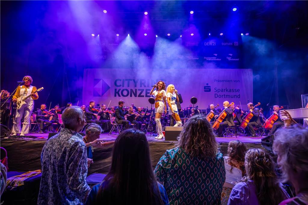 Am zweiten Tag der Cityring-Konzerte haben die Dortmunder Philharmoniker unter der Leitung von Christoph Huber die größten Hits von ABBA präsentiert. Mit dabei war die international erfolgreiche ABBA-Cover-Band Super Swede.