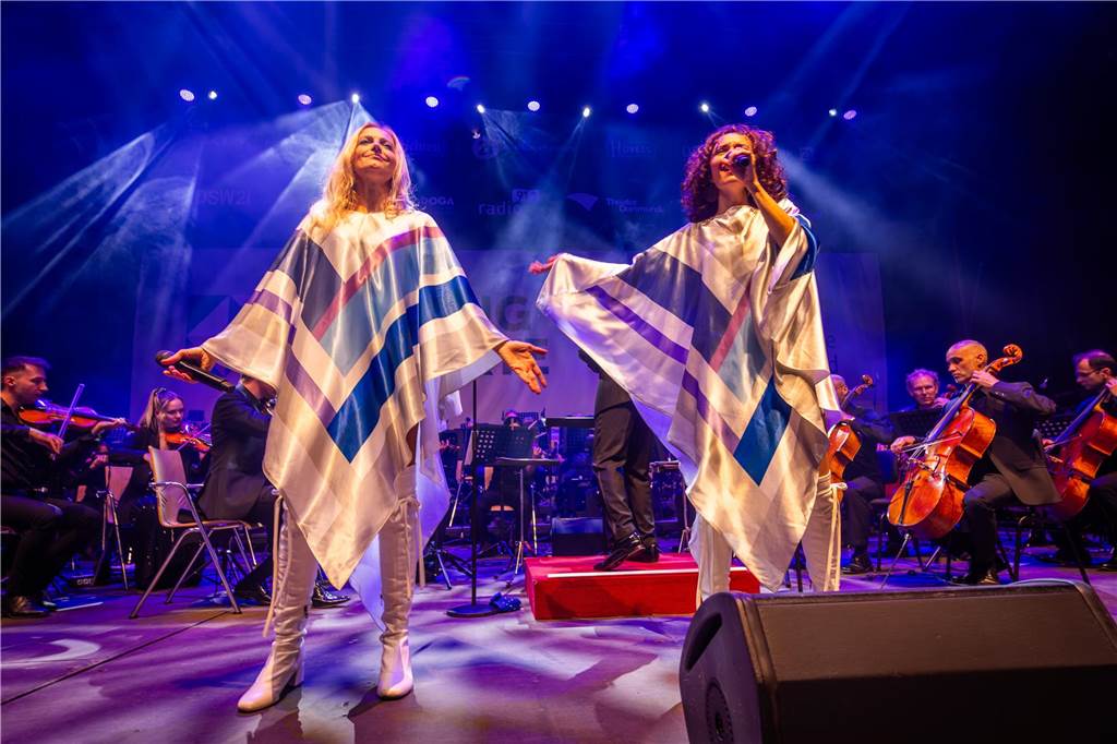 Am zweiten Tag der Cityring-Konzerte haben die Dortmunder Philharmoniker unter der Leitung von Christoph Huber die größten Hits von ABBA präsentiert. Mit dabei war die international erfolgreiche ABBA-Cover-Band Super Swede.