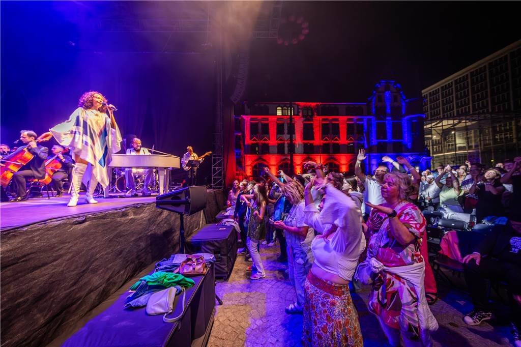 Am zweiten Tag der Cityring-Konzerte haben die Dortmunder Philharmoniker unter der Leitung von Christoph Huber die größten Hits von ABBA präsentiert. Mit dabei war die international erfolgreiche ABBA-Cover-Band Super Swede.