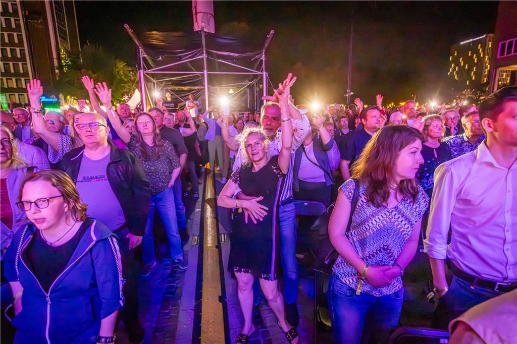 Am zweiten Tag der Cityring-Konzerte haben die Dortmunder Philharmoniker unter der Leitung von Christoph Huber die größten Hits von ABBA präsentiert. Mit dabei war die international erfolgreiche ABBA-Cover-Band Super Swede.