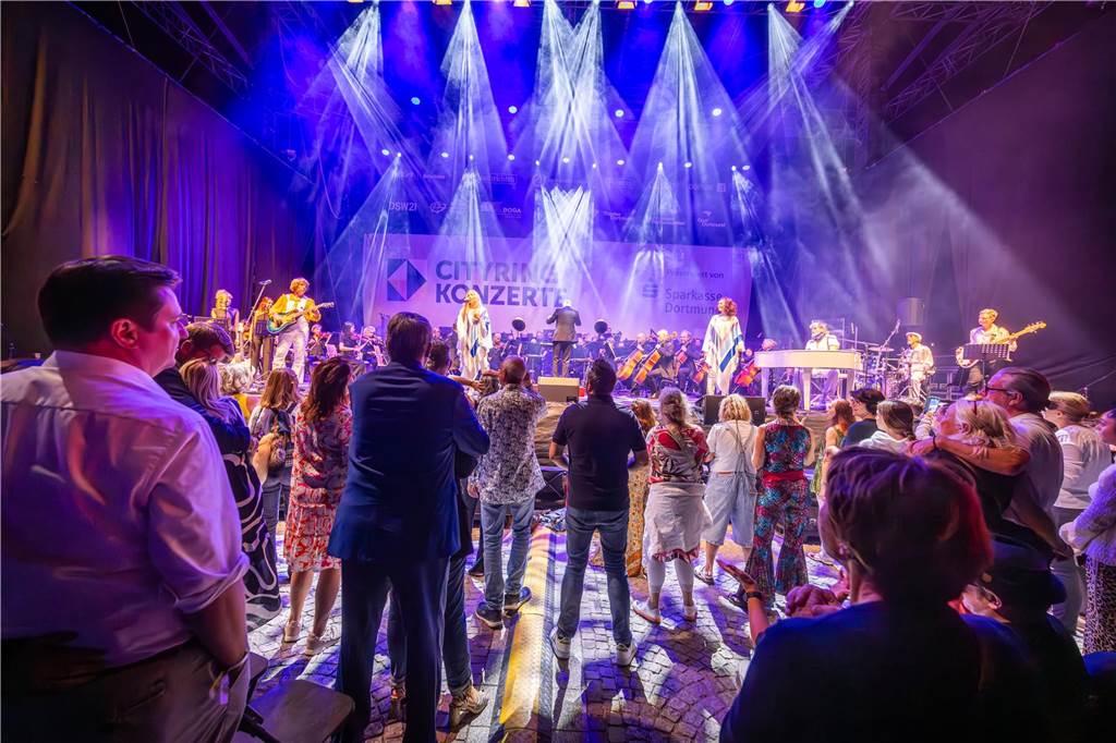 Am zweiten Tag der Cityring-Konzerte haben die Dortmunder Philharmoniker unter der Leitung von Christoph Huber die größten Hits von ABBA präsentiert. Mit dabei war die international erfolgreiche ABBA-Cover-Band Super Swede.