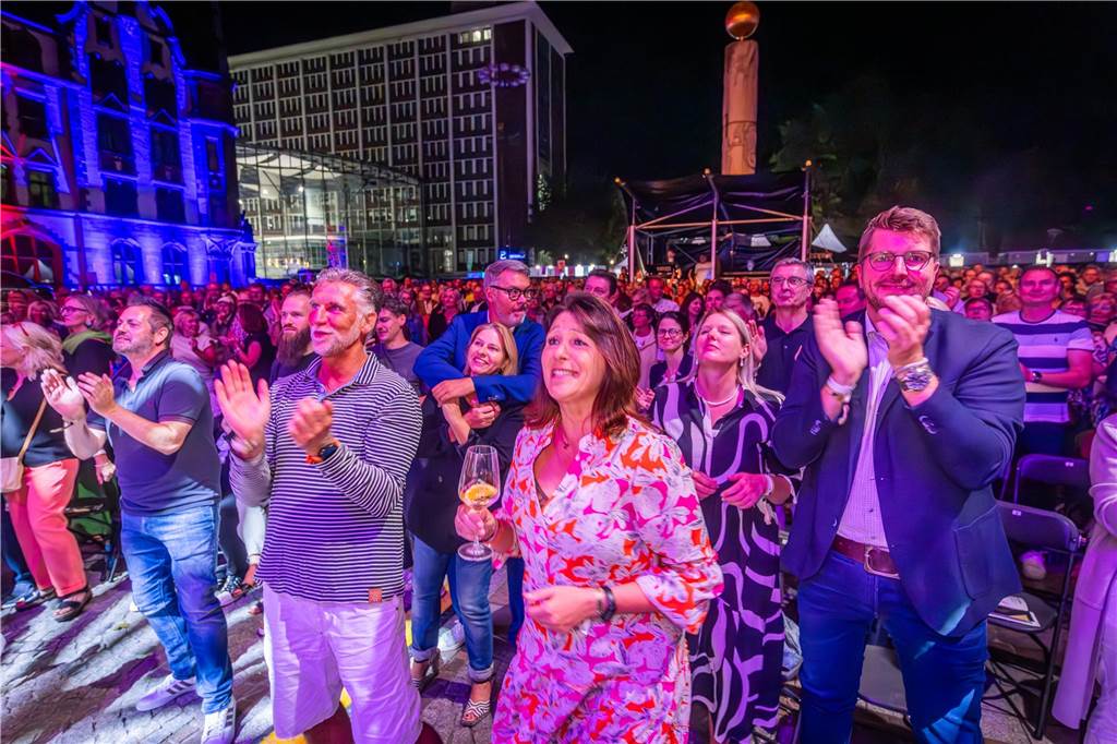 Am zweiten Tag der Cityring-Konzerte haben die Dortmunder Philharmoniker unter der Leitung von Christoph Huber die größten Hits von ABBA präsentiert. Mit dabei war die international erfolgreiche ABBA-Cover-Band Super Swede.