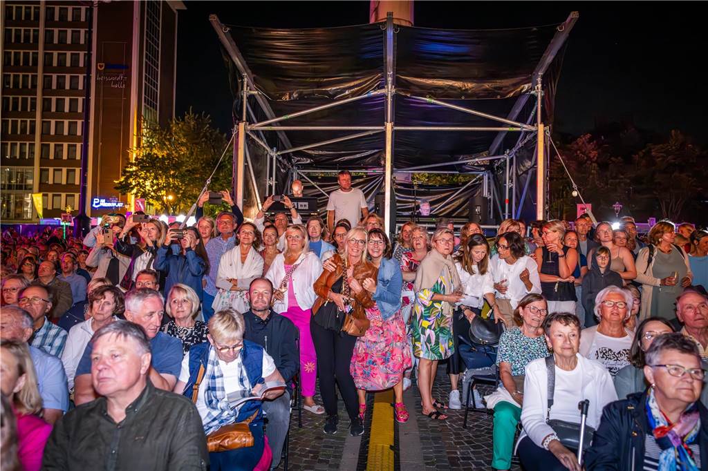Am zweiten Tag der Cityring-Konzerte haben die Dortmunder Philharmoniker unter der Leitung von Christoph Huber die größten Hits von ABBA präsentiert. Mit dabei war die international erfolgreiche ABBA-Cover-Band Super Swede.