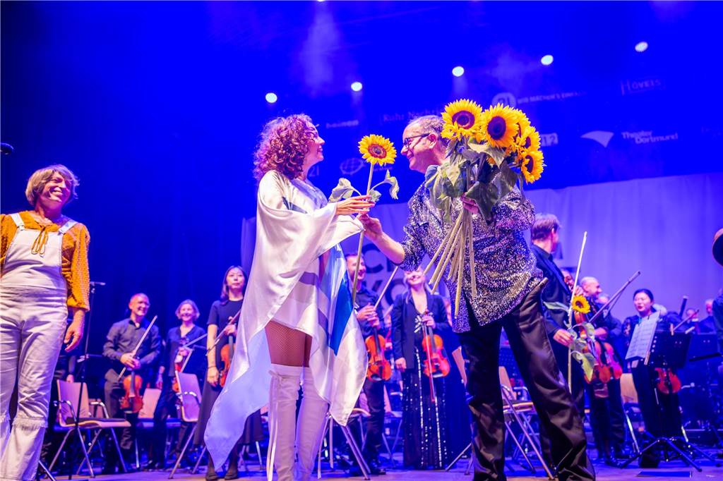 Am zweiten Tag der Cityring-Konzerte haben die Dortmunder Philharmoniker unter der Leitung von Christoph Huber die größten Hits von ABBA präsentiert. Mit dabei war die international erfolgreiche ABBA-Cover-Band Super Swede.