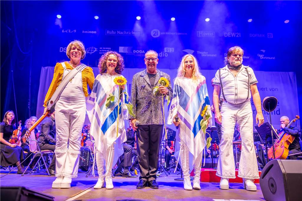 Am zweiten Tag der Cityring-Konzerte haben die Dortmunder Philharmoniker unter der Leitung von Christoph Huber die größten Hits von ABBA präsentiert. Mit dabei war die international erfolgreiche ABBA-Cover-Band Super Swede.
