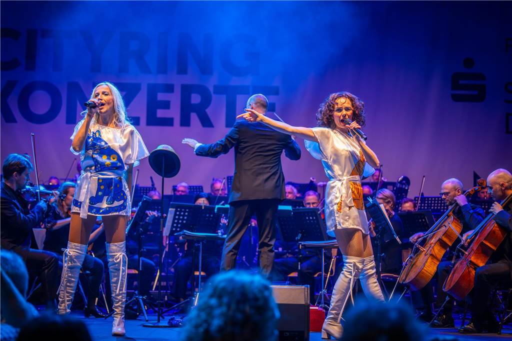 Am zweiten Tag der Cityring-Konzerte haben die Dortmunder Philharmoniker unter der Leitung von Christoph Huber die größten Hits von ABBA präsentiert. Mit dabei war die international erfolgreiche ABBA-Cover-Band Super Swede.