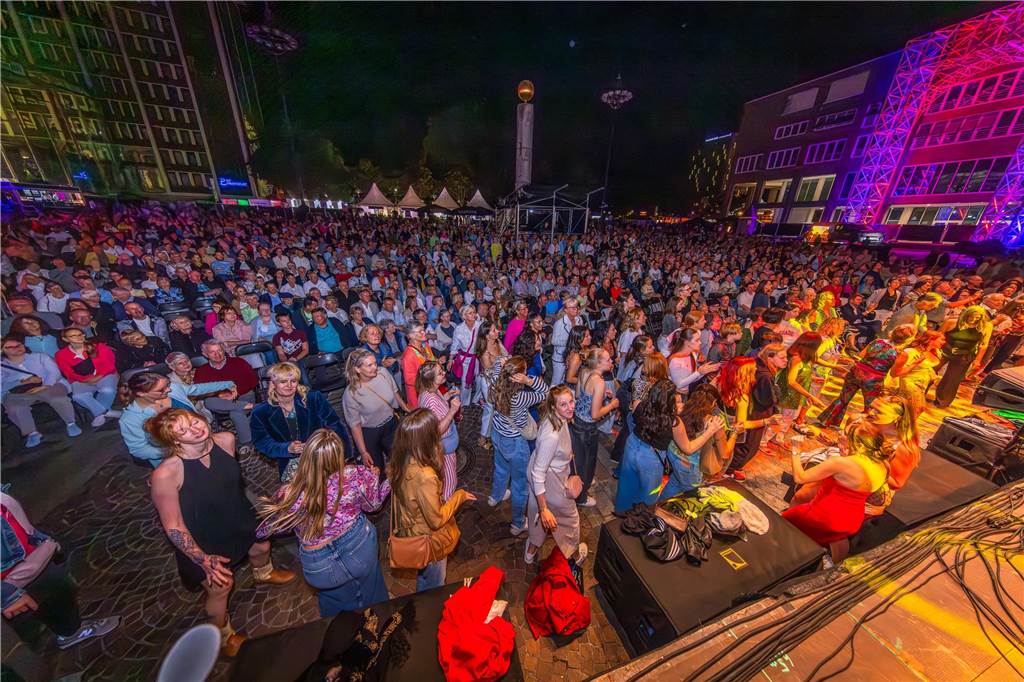 Am zweiten Tag der Cityring-Konzerte haben die Dortmunder Philharmoniker unter der Leitung von Christoph Huber die größten Hits von ABBA präsentiert. Mit dabei war die international erfolgreiche ABBA-Cover-Band Super Swede.