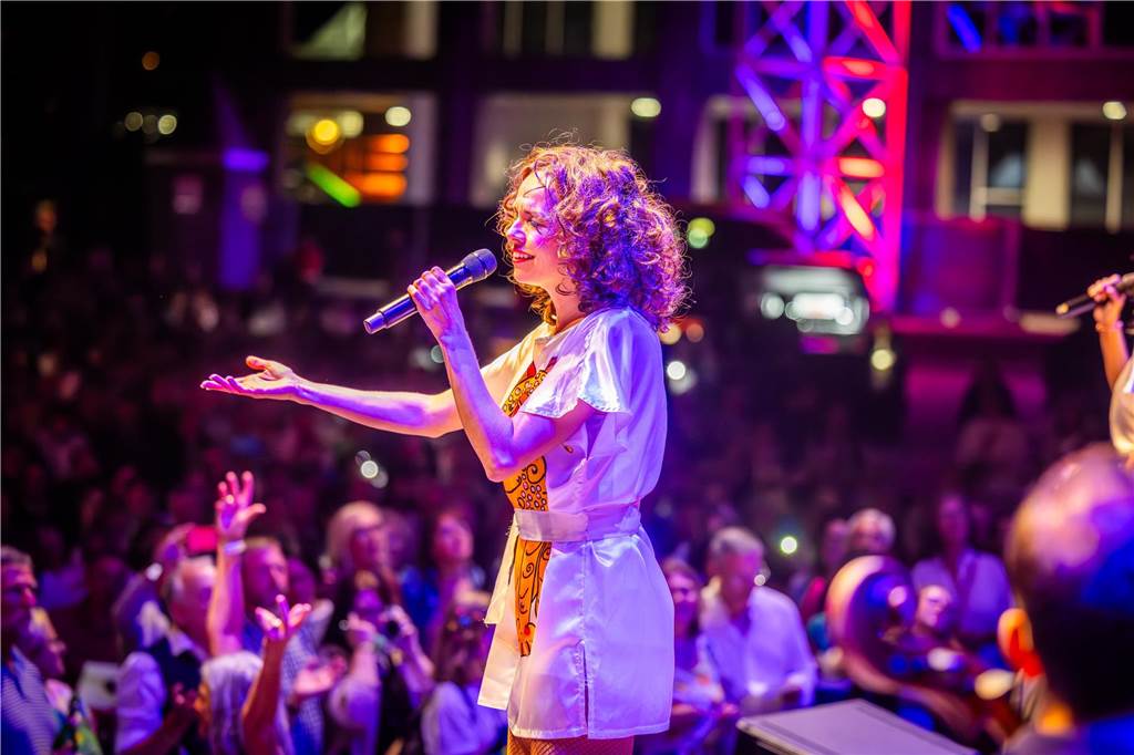 Am zweiten Tag der Cityring-Konzerte haben die Dortmunder Philharmoniker unter der Leitung von Christoph Huber die größten Hits von ABBA präsentiert. Mit dabei war die international erfolgreiche ABBA-Cover-Band Super Swede.