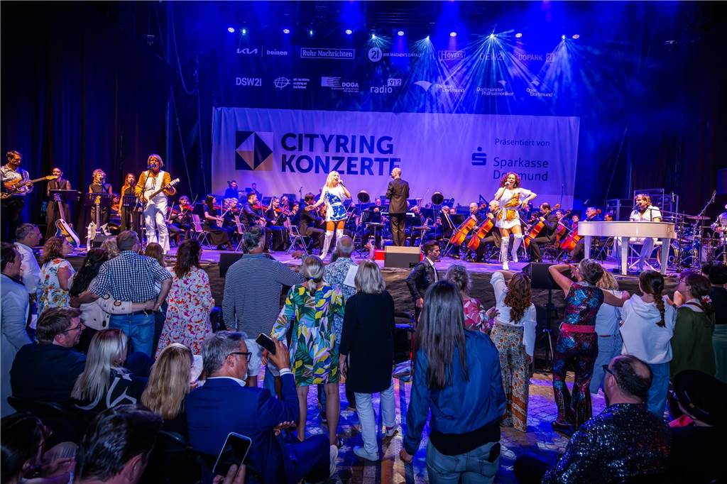 Am zweiten Tag der Cityring-Konzerte haben die Dortmunder Philharmoniker unter der Leitung von Christoph Huber die größten Hits von ABBA präsentiert. Mit dabei war die international erfolgreiche ABBA-Cover-Band Super Swede.
