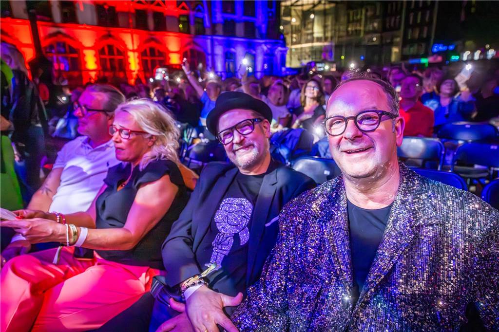 Am zweiten Tag der Cityring-Konzerte haben die Dortmunder Philharmoniker unter der Leitung von Christoph Huber die größten Hits von ABBA präsentiert. Mit dabei war die international erfolgreiche ABBA-Cover-Band Super Swede.