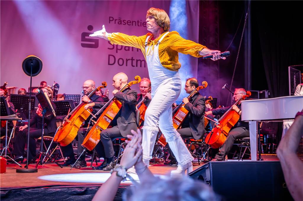 Am zweiten Tag der Cityring-Konzerte haben die Dortmunder Philharmoniker unter der Leitung von Christoph Huber die größten Hits von ABBA präsentiert. Mit dabei war die international erfolgreiche ABBA-Cover-Band Super Swede.
