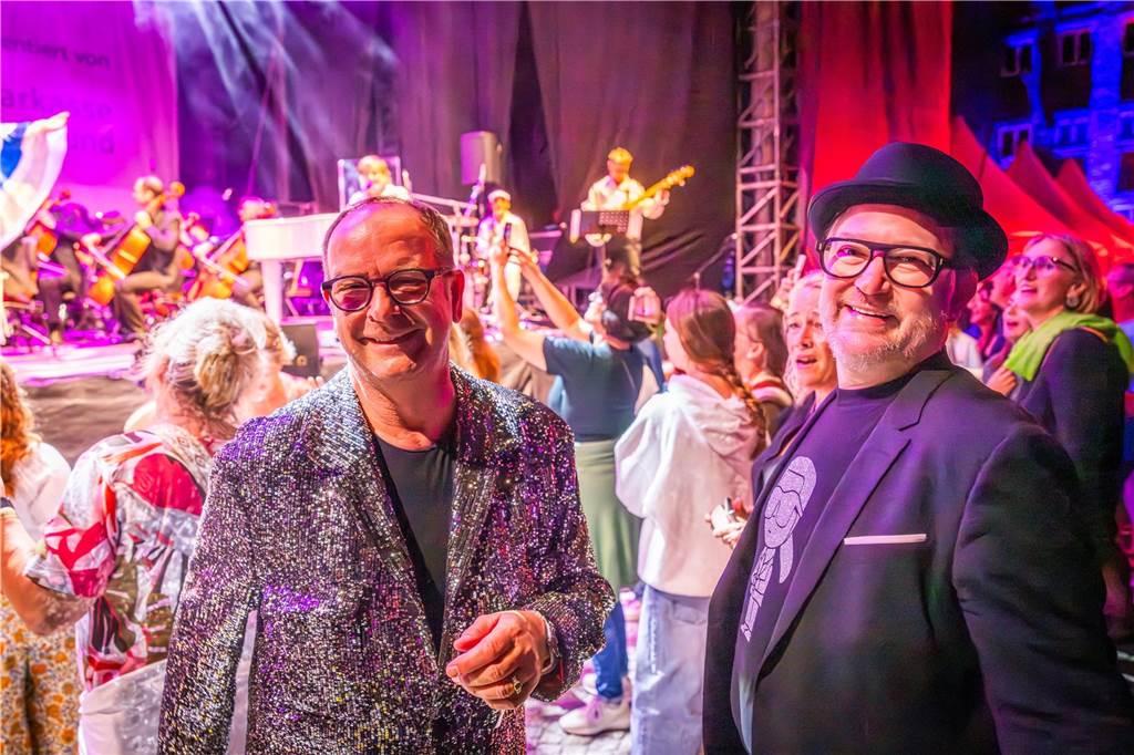 Am zweiten Tag der Cityring-Konzerte haben die Dortmunder Philharmoniker unter der Leitung von Christoph Huber die größten Hits von ABBA präsentiert. Mit dabei war die international erfolgreiche ABBA-Cover-Band Super Swede.