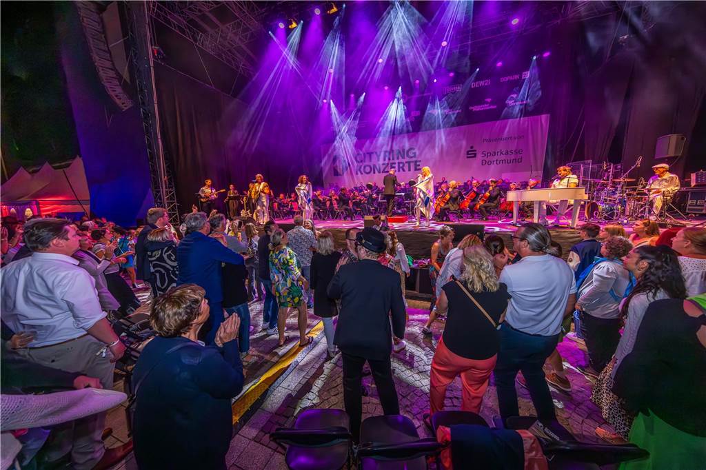 Am zweiten Tag der Cityring-Konzerte haben die Dortmunder Philharmoniker unter der Leitung von Christoph Huber die größten Hits von ABBA präsentiert. Mit dabei war die international erfolgreiche ABBA-Cover-Band Super Swede.
