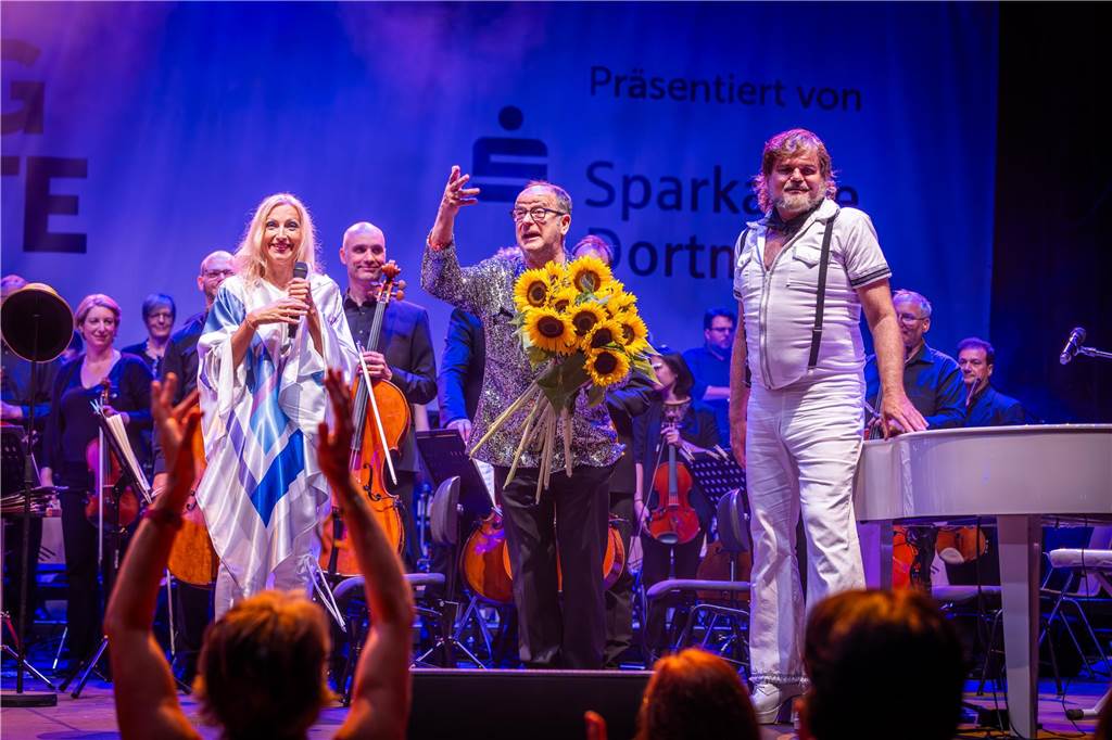 Am zweiten Tag der Cityring-Konzerte haben die Dortmunder Philharmoniker unter der Leitung von Christoph Huber die größten Hits von ABBA präsentiert. Mit dabei war die international erfolgreiche ABBA-Cover-Band Super Swede.