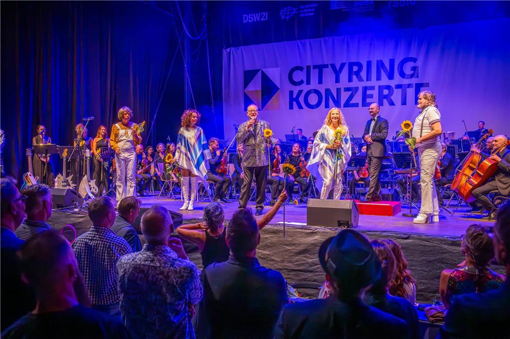 Am zweiten Tag der Cityring-Konzerte haben die Dortmunder Philharmoniker unter der Leitung von Christoph Huber die größten Hits von ABBA präsentiert. Mit dabei war die international erfolgreiche ABBA-Cover-Band Super Swede.