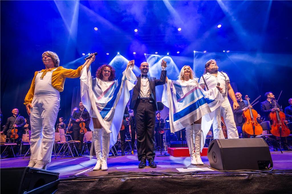 Am zweiten Tag der Cityring-Konzerte haben die Dortmunder Philharmoniker unter der Leitung von Christoph Huber die größten Hits von ABBA präsentiert. Mit dabei war die international erfolgreiche ABBA-Cover-Band Super Swede.