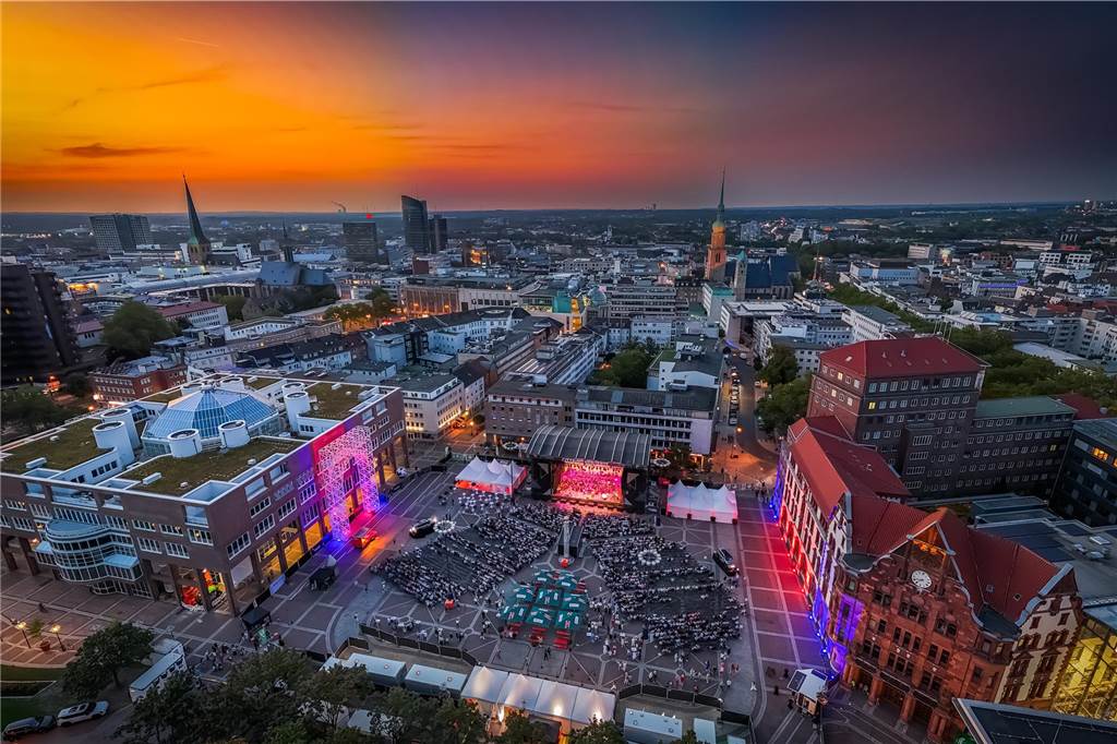 Am zweiten Tag der Cityring-Konzerte haben die Dortmunder Philharmoniker unter der Leitung von Christoph Huber die größten Hits von ABBA präsentiert. Mit dabei war die international erfolgreiche ABBA-Cover-Band Super Swede.