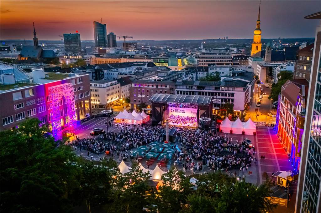 Am zweiten Tag der Cityring-Konzerte haben die Dortmunder Philharmoniker unter der Leitung von Christoph Huber die größten Hits von ABBA präsentiert. Mit dabei war die international erfolgreiche ABBA-Cover-Band Super Swede.