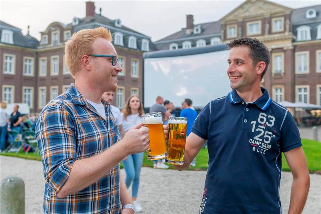 Am zweiten Tag des Open-Air-Kinos im Schloss Nordkirchen flimmerte Tom Cruise über die Leinwand. 