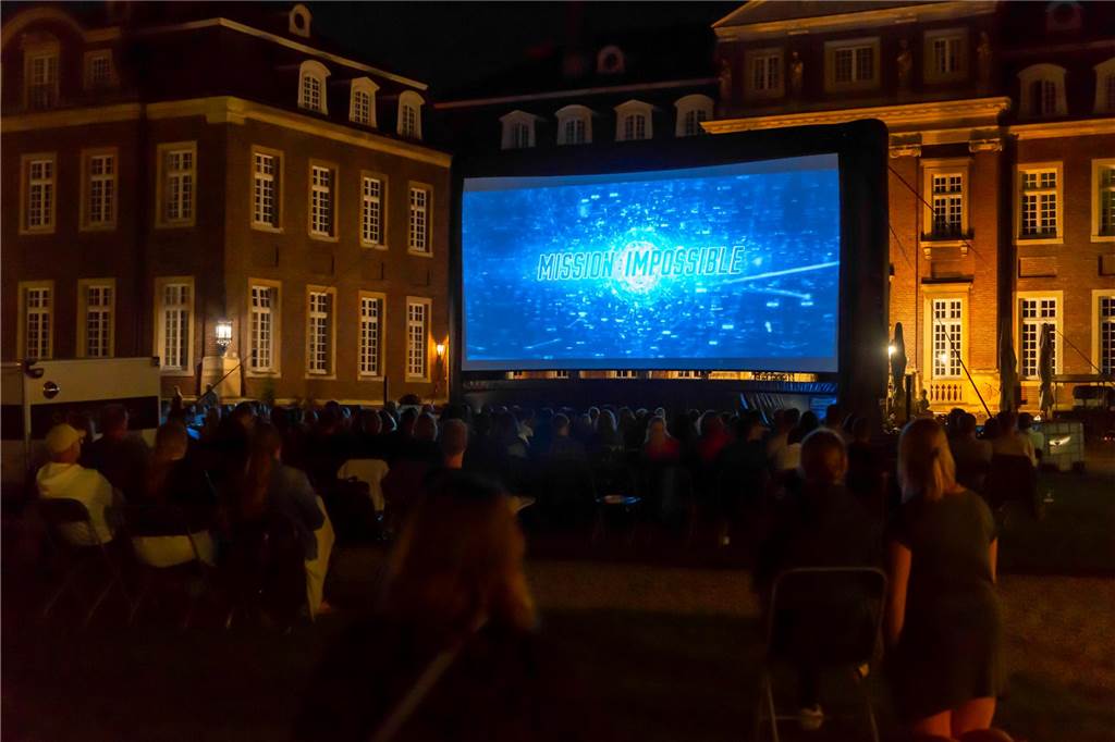 Am zweiten Tag des Open-Air-Kinos im Schloss Nordkirchen flimmerte Tom Cruise über die Leinwand. 