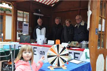 Amalia (6) dreht das Glücksrad an Stand Nummer neun. Der Förderverein der Stadtbücherei und der Musikschule waren die ersten, die sich hier präsentierten.