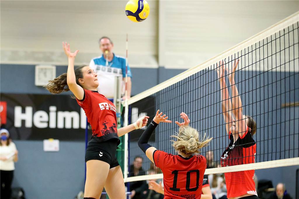 „ich kann mir das bei bestem Willen nicht vorstellen“: illegale Sportwetten im Amateursport Die erste Damenmannschaft des TV Hörde spielt den Volleyball übers Netz.